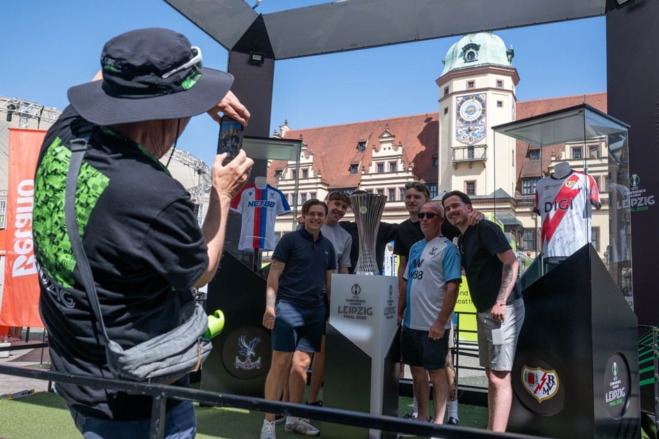 So nah kommt man der offiziellen Trophäe der UEFA Conference League vermutlich so schnell nicht wieder!