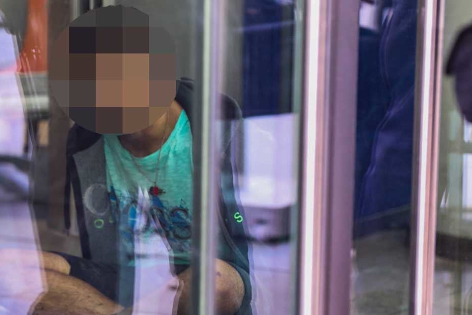 Polizisten mussten einen mit Messer bewaffneten Mann überwältigen.