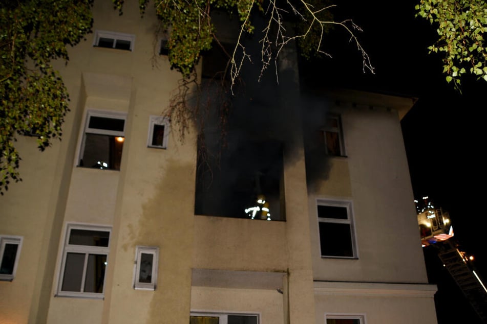 Aus dem Fenster schoss schwarzer Rauch.