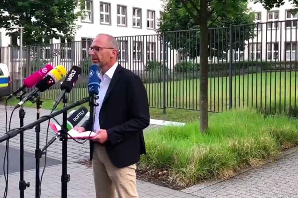 Der Screenshot zeigt Oberstaatsanwalt Oliver Kuhn in Wiesbaden