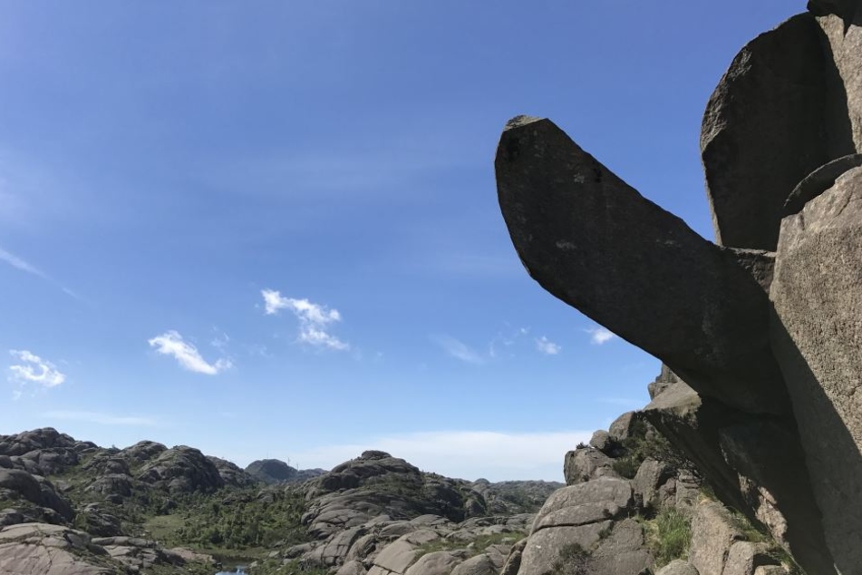 In Norwegen haben Unbekannte diese Fels-Penis abgehackt.