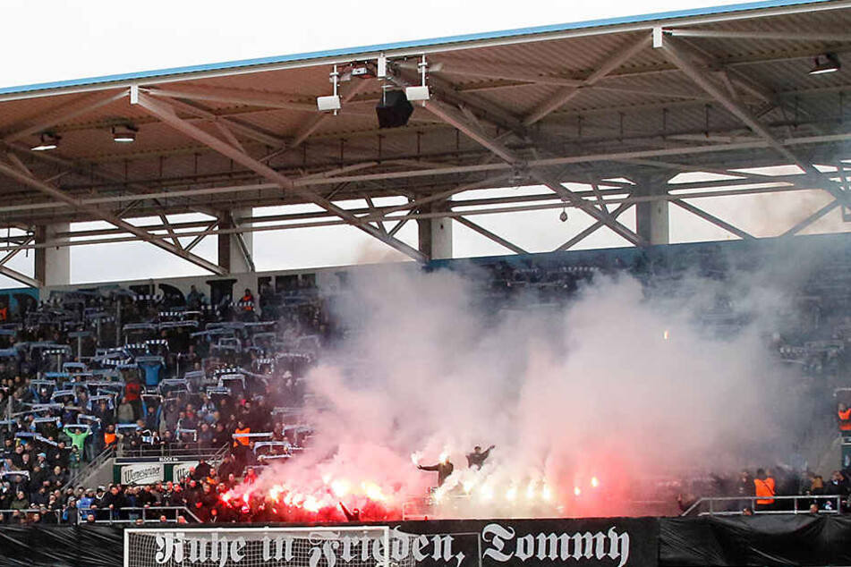 Mit einer Pyro-Choreo und einem Spruchband wurde dem verstorbenen Thomas Haller beim Chemnitzer Heimspiel gegen Altglienicke gedacht.
