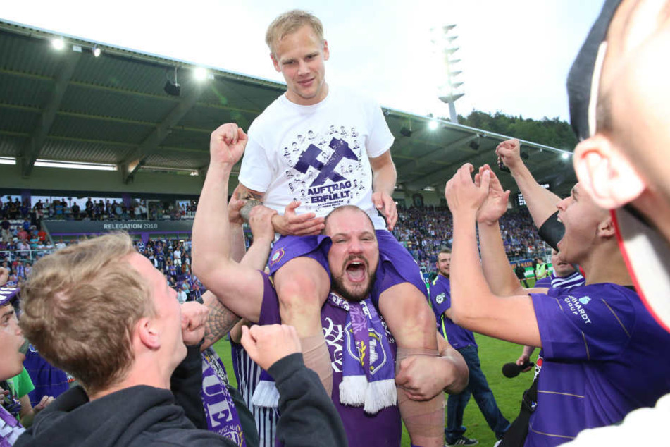 Nach dem Sieg im Relegationsrückspiel gegen den KSC wurde Sören Bertram von den Fans auf Händen getragen.