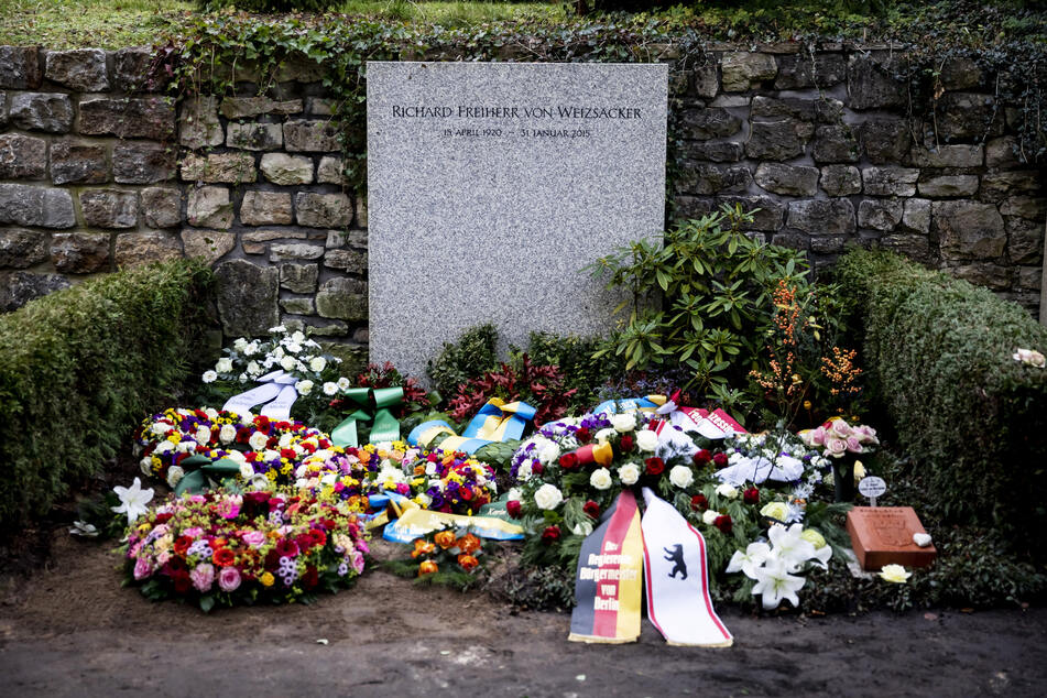 Das Grab von Fritz von Weizsäcker nach seiner Beisetzung auf dem Waldfriedhof in Berlin-Dahlem.