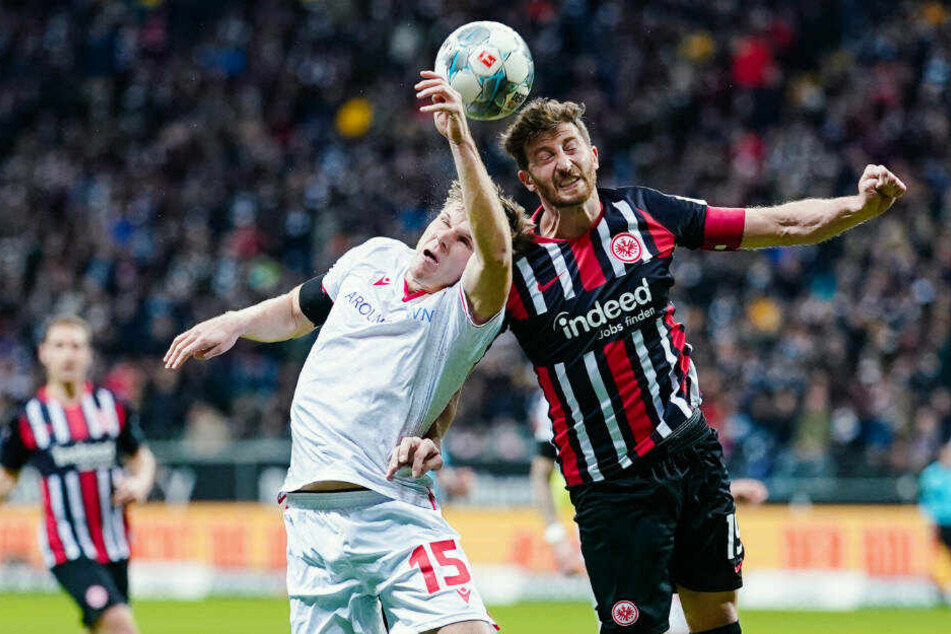 Berlins Marius Bülter (l) und Frankfurts David Abraham kämpfen um den Ball.