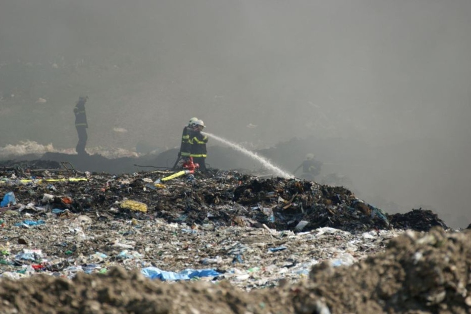 Auf der Deponie war Hausmüll in Brand geraten.