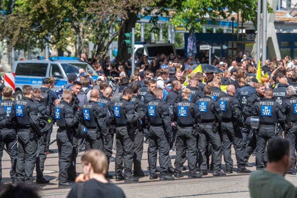 Die Polizei hatte etwa 2200 Beamte bei den Veranstaltungen im Einsatz.