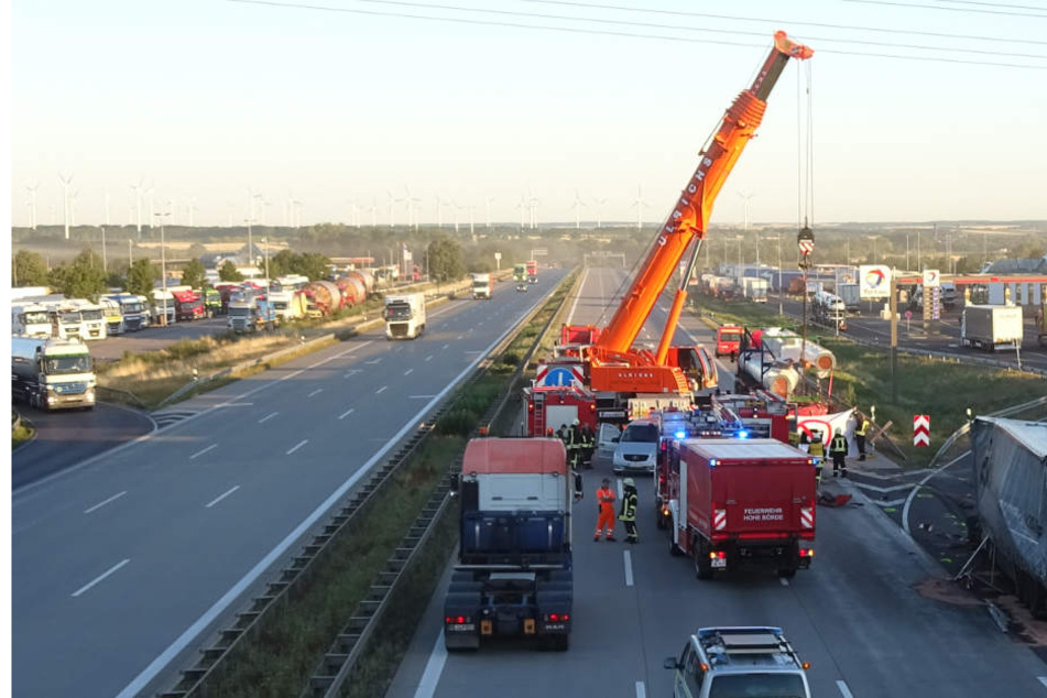 Nach knapp drei Stunden konnte der tote Lkw-Fahrer aus der Fahrerkabine geborgen werden. Kein leichter Einsatz für die Rettungskräfte!