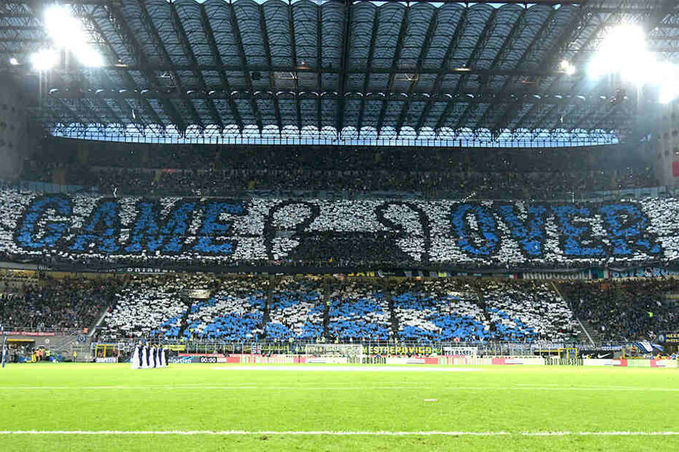 Die Inter-Fans gelten als sehr hingabevoll. Hier mit einer Choreo um Rivalen Juventus Turin hämisch an deren Ausscheiden in der UEFA Champions League zu erinnern.