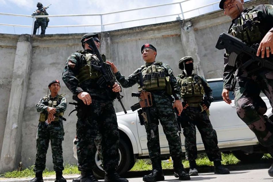 Philippinische Polizisten nahmen den Verdächtigen fest (Symbolbild).