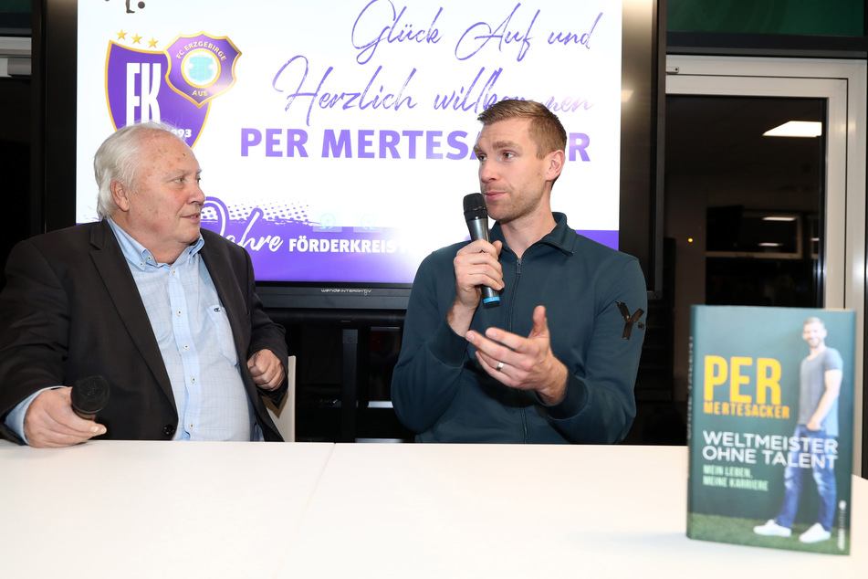 Gert Zimmermann bei der Lesung von Per Mertesackers Buch "Weltmeister ohne Talent: Mein Leben, meine Karriere" im Auer Erzgebirgsstadion am 9. November 2018.
