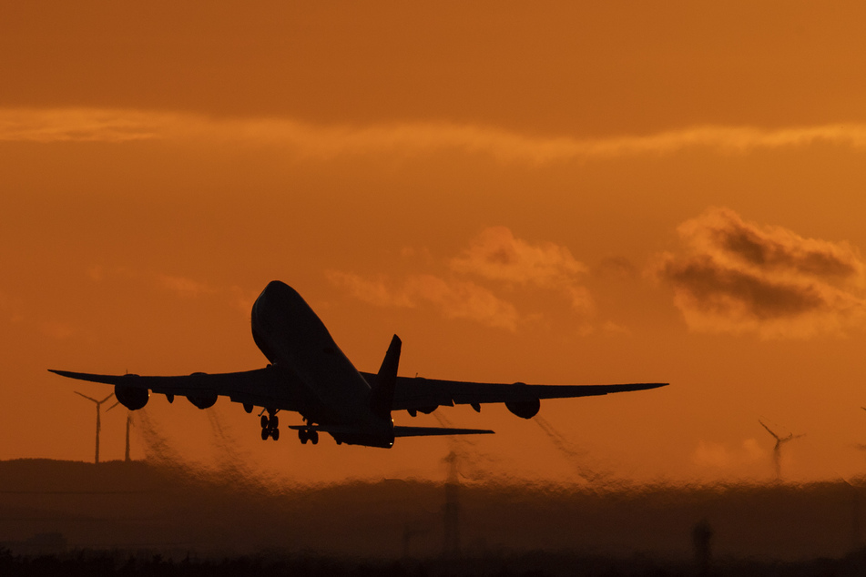 Eine Boeing 747 startet vom Flughafen Frankfurt in den Abendhimmel.