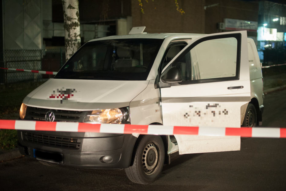 Einer der beiden Flüchtigen soll den Fahrer des Transporters mit einer Pistole bedroht haben (Symbolbild).