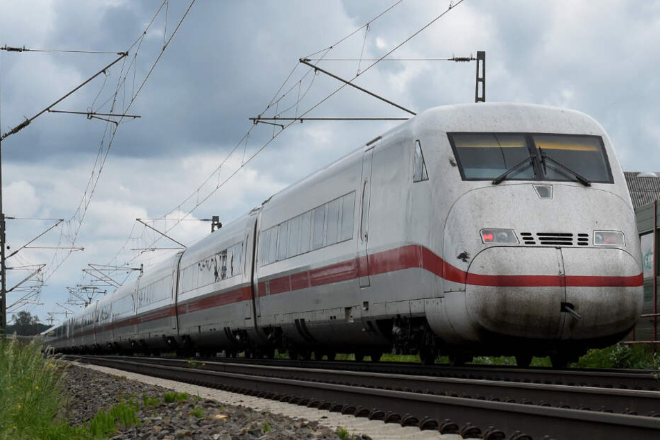 Ein Fahrgast erlitt in einem ICE einen Herzinfarkt und verstarb. (Symbolbild)