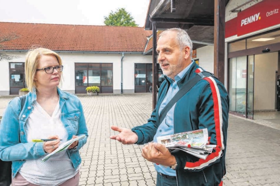 Vor dem Penny-Markt in Ostritz: Rico Gebhardt im Gespräch mit TAG24-Redakteurin Juliane Morgenroth.