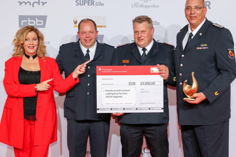 Ehrensache: Auch die Kameraden der Feuerwehr, die im Sommer den gefährlichen Waldbrand in Lübtheen in Brandenburg bekämpft hatten, wurden geehrt.