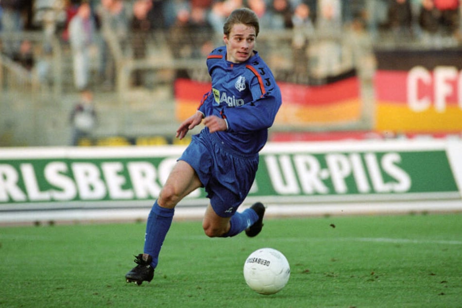 2. Bundesliga, 13. November 1993, Chemnitzer FC gegen Hannover 96: Olaf Renn im Trikot der Himmelblauen am Ball.