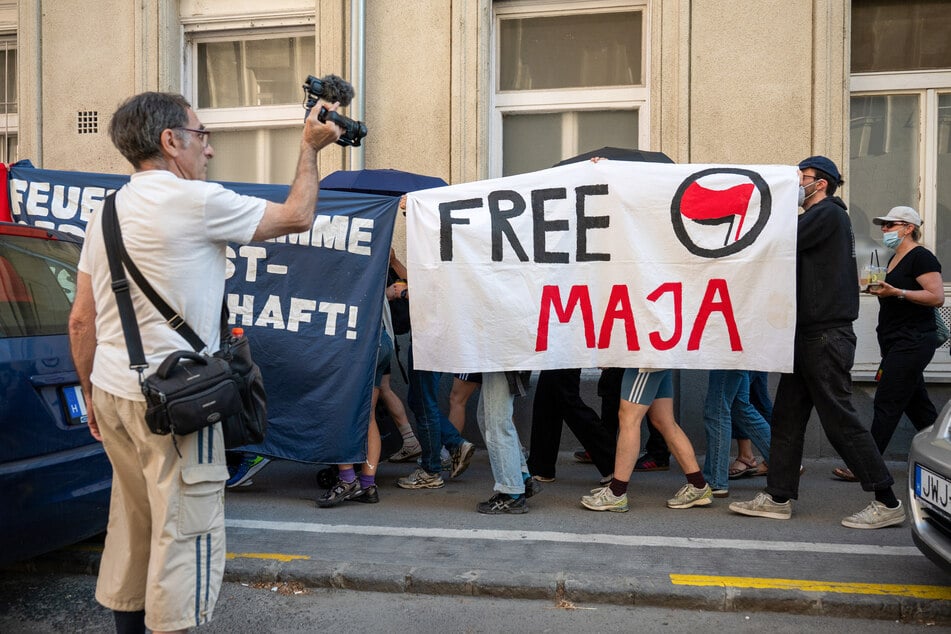 In Budapest demonstrierten Unterstützer von Maja T. am Freitag vor dem Gerichtsgebäude.