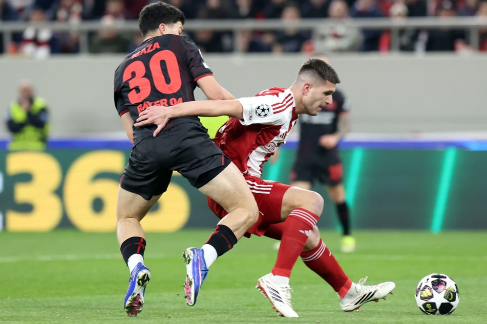 Der HSV soll ein Auge auf Lorenzo Pirola (24, r) von Olympiakos Piräus geworfen haben.