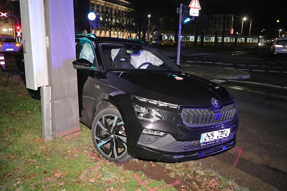 Der Skoda wurde an einen DVB-Mast gedrückt.