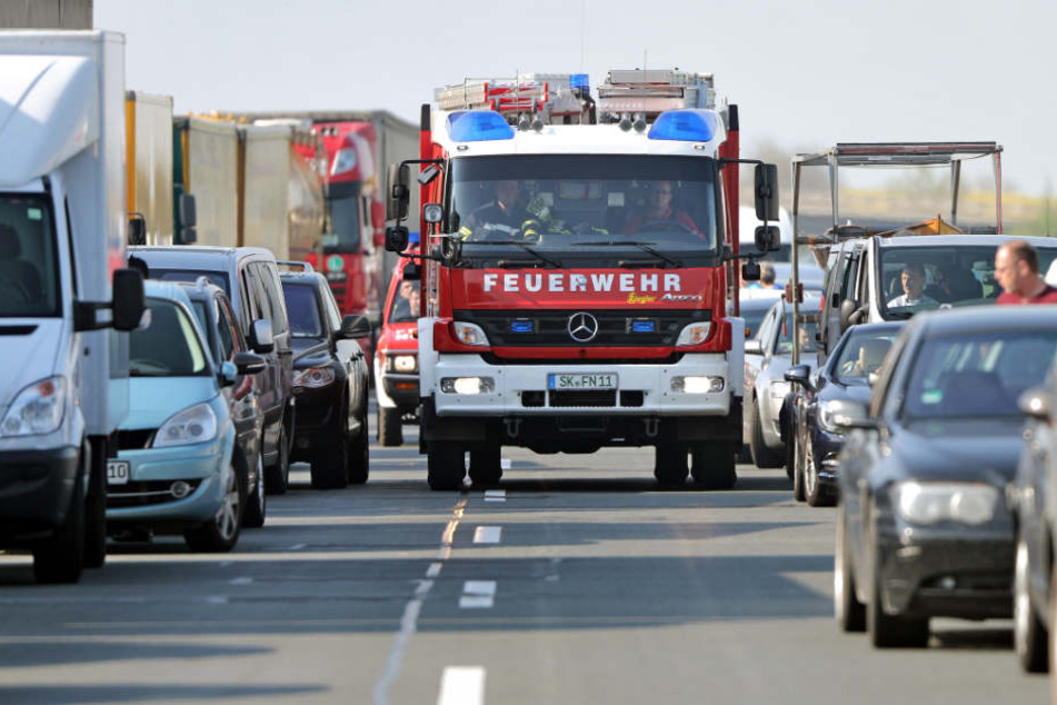 Oftmals haben die Retter Probleme durch die Rettungsgasse zu gelangen.