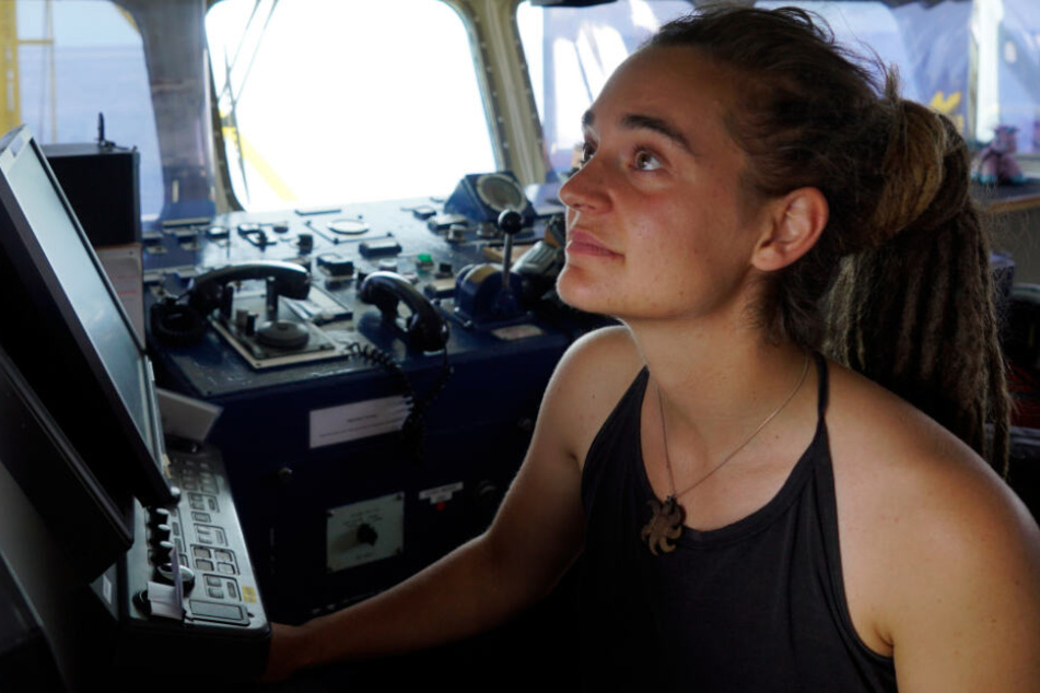 Die Kapitänin schaut an Bord der Sea-Watch-3 auf einen Monitor.