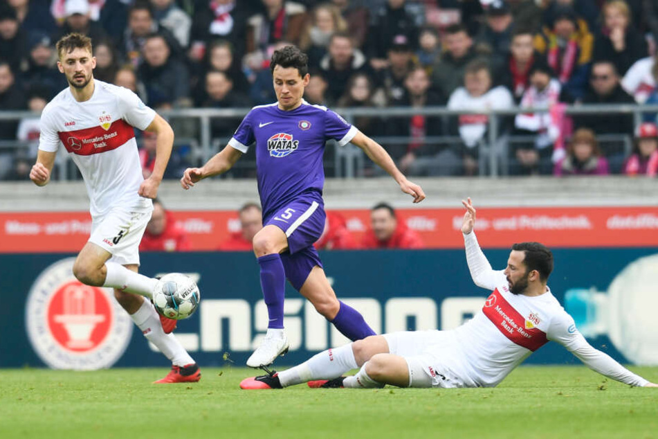 Clemens Fandrich (M.) zieht hier durch die Stuttgarter Gonzalo Castro (r.) und Nathaniel Phillips.