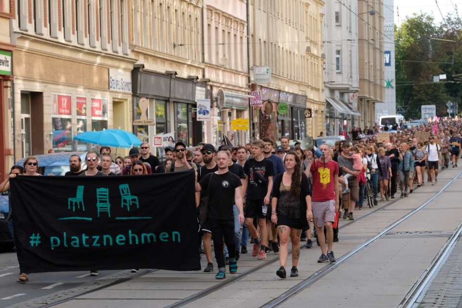 Nach Behördenschätzungen nahmen an den Gegenprotesten etwa 500 Menschen teil.