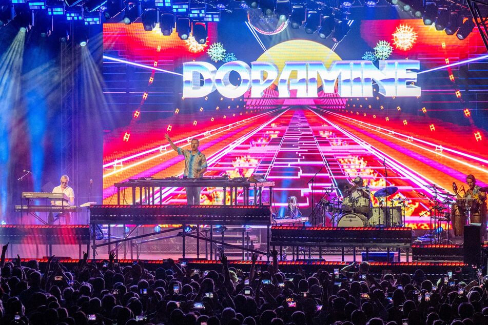 "Dopamine" gehört zu den größten Hits von DJ und Produzent Tino Piontek - hier 2025 beim Konzert auf dem Theaterplatz in Chemnitz.
