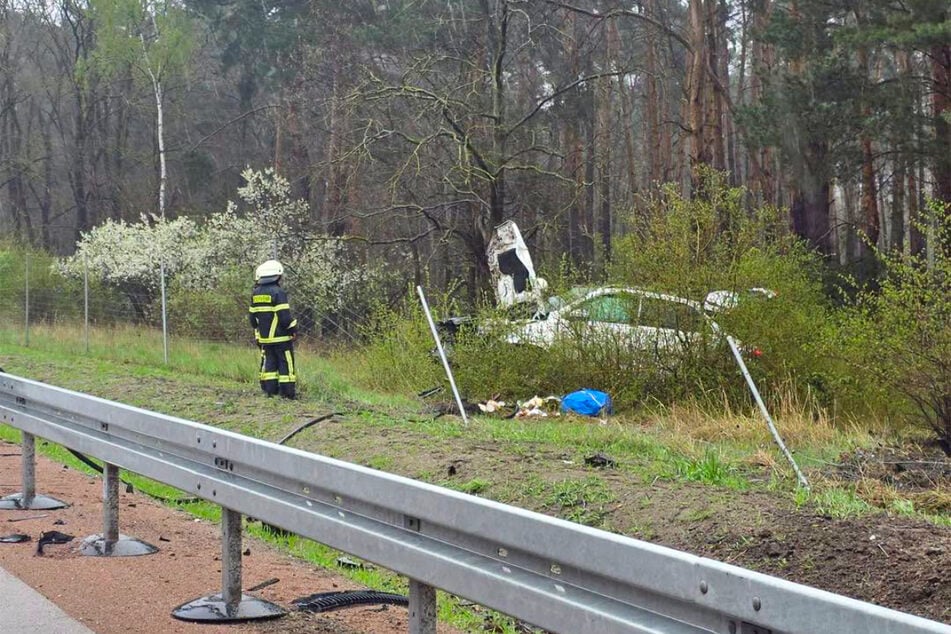 Der Mercedes landete in der Böschung abseits der Autobahn.