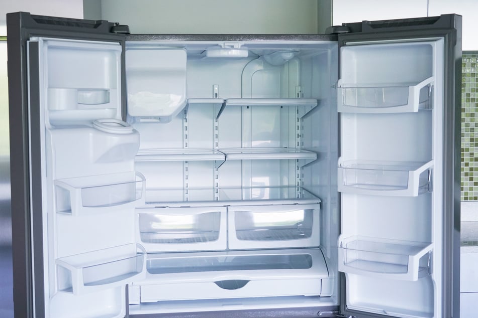 Wenn man einen Kühlschrank entsorgen muss, sollte er zuvor geleert und gesäubert werden.