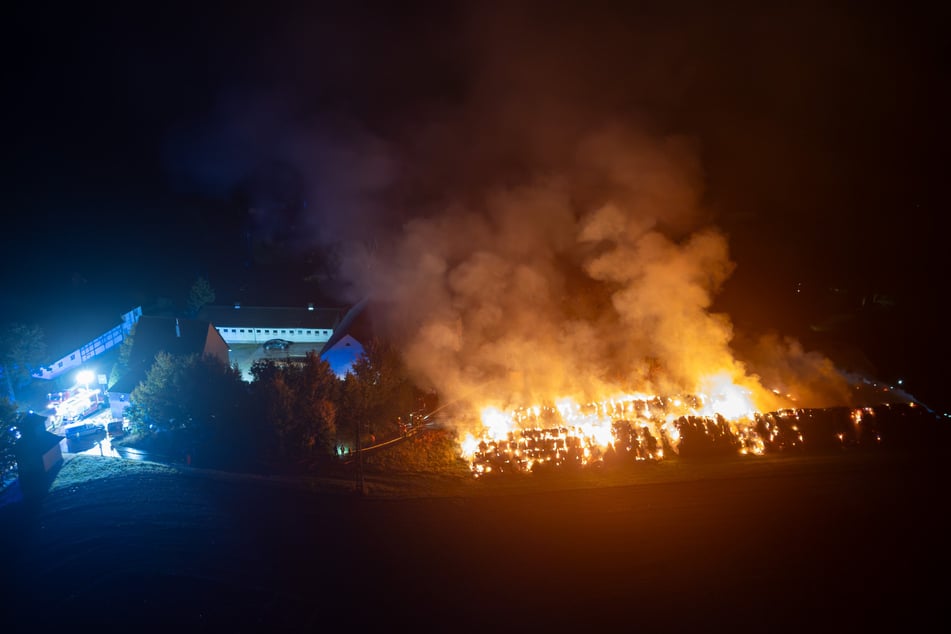 Einsatzkräfte am Ort des Feuers: In Geringswalde-Arras ist eine Strohmiete in Brand geraten.