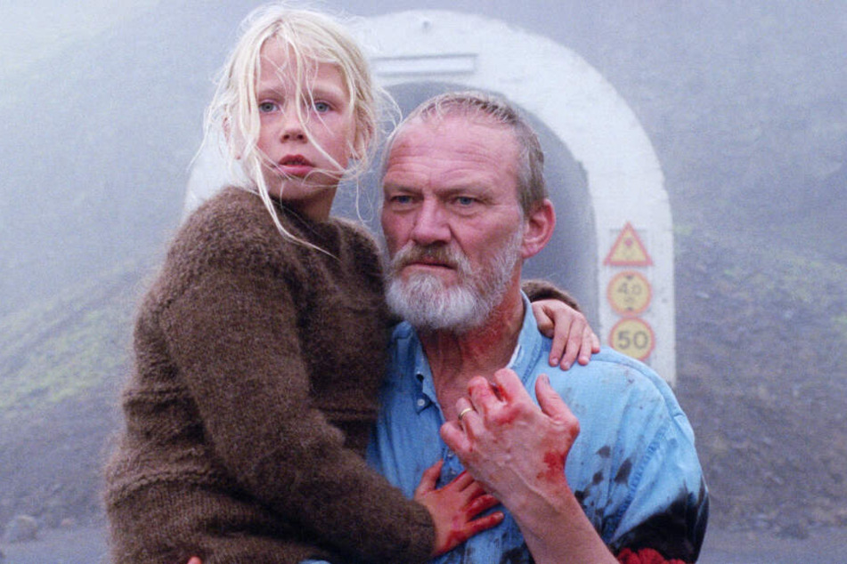 Ingimundur (Ingvar Sigurdsson) kümmert sich liebevoll um seine Enkelin Salka (Ida Mekkin Hlynsdottir).