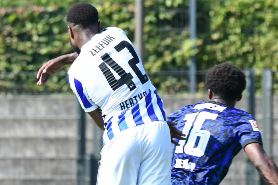 Deyovaisio Zeefuik (22, l.) und Javairô Dilrosun (22) im Kampf um den Ball während eines Trainingsspiels von Hertha BSC.
