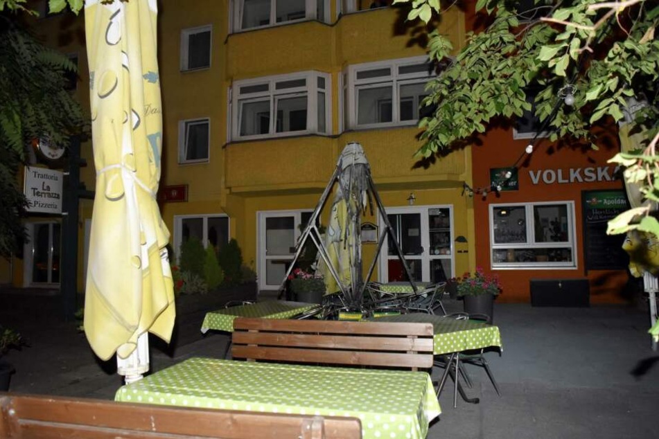 Ein Transporter und Sonnenschirme standen am frühen Donnerstagmorgen in Friedrichshain in Flammen.
