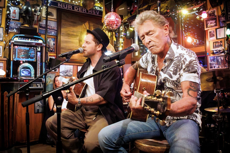 Auch Peter Maffay (77, r.) und Johannes Oerding (44, l.) treten in der neuesten Folge "Inas Nacht" auf.