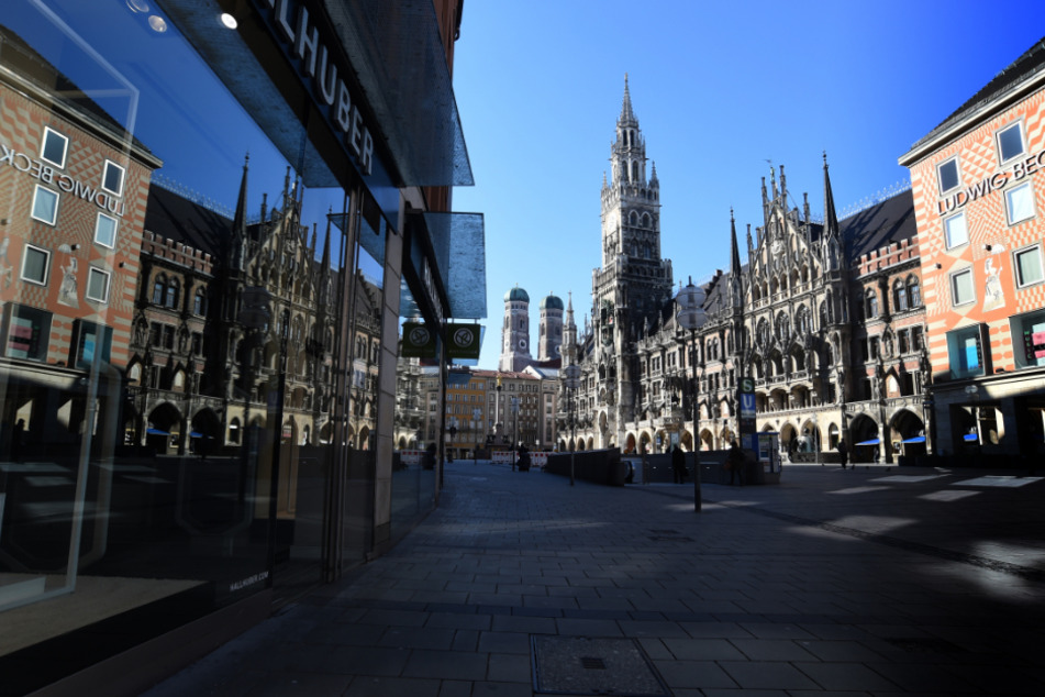 Der Marienplatz ist nahezu menschenleer.