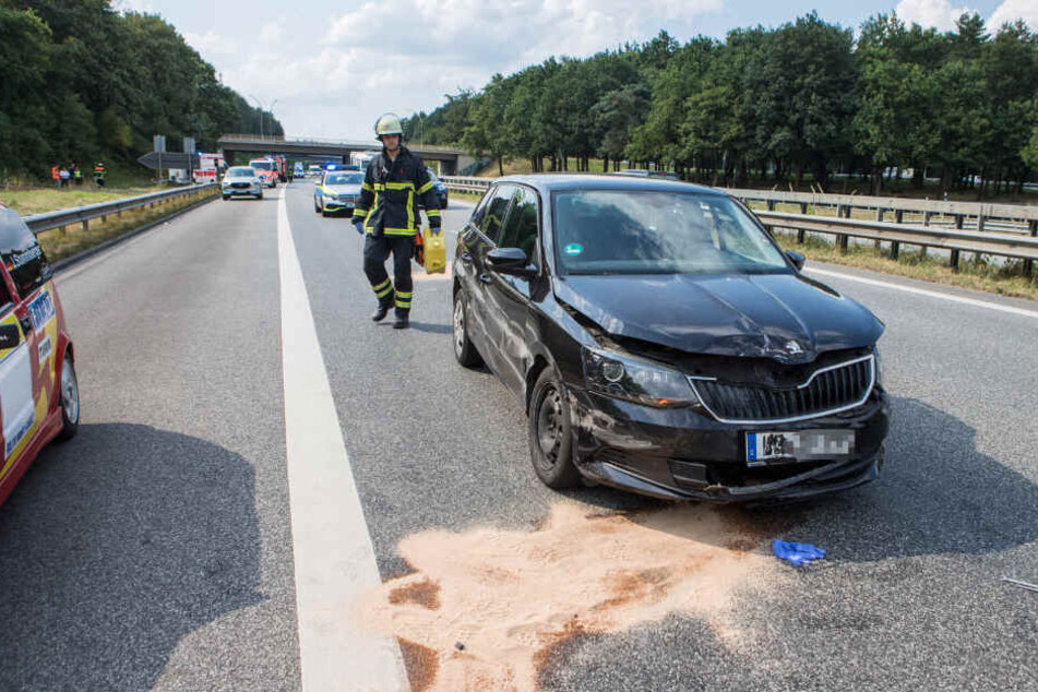 Die Spuren des Unfalls sind am schwarzen Pegeot zu erkennen.