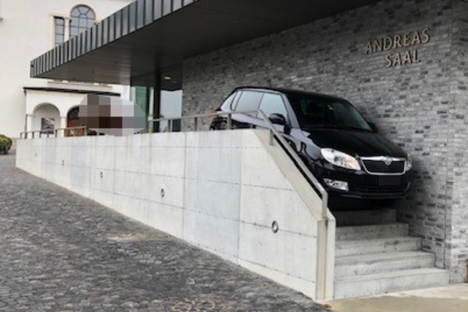 Falsche Abkürzung gewählt? Rentnerin bleibt mit Auto auf Treppe stecken!