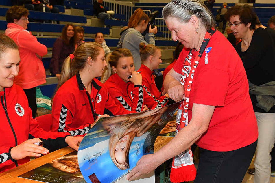 Nach dem Heimsieg gegen Potsdam schrieben (v.l.) Barbara Wezorke, Madison Bugg, Mareen Apitz, Piia Korhonen & Co. für die Fans noch fast eine Stunde fleißig Autogramme auf den neuen DSC-Kalendern.