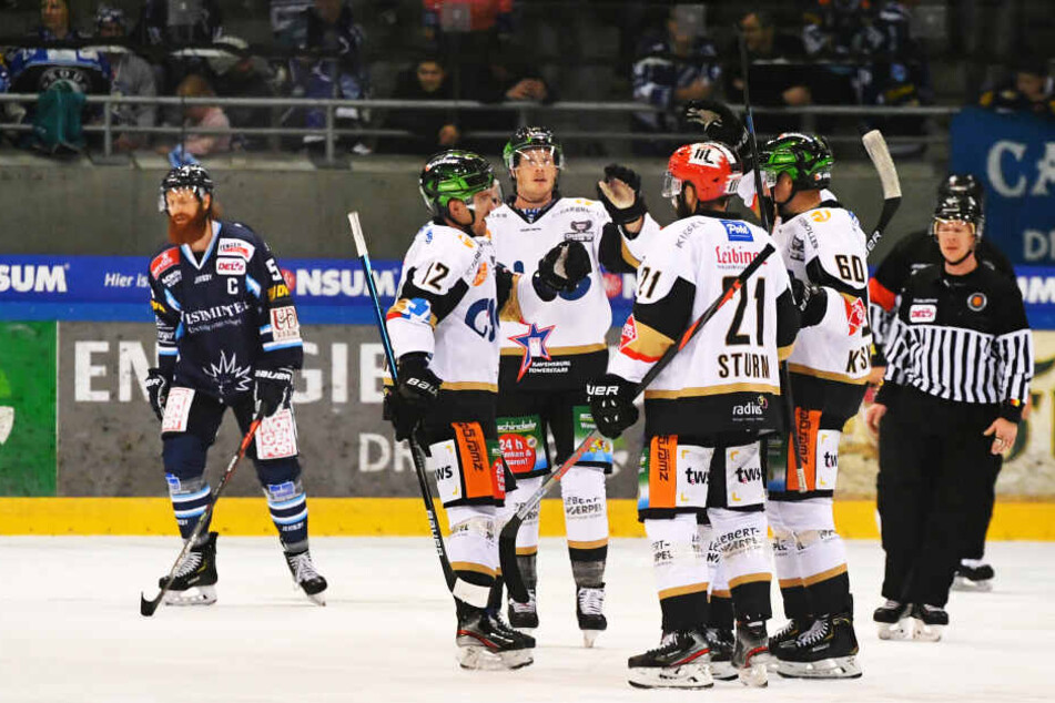 Wie schon bei der 3:6-Niederlage im Oktober jubelten auch gestern in Ravensburg die Towerstars, während die Eislöwen um Kapitän Thomas Pielmeier (l.) enttäuscht von Eis gingen.