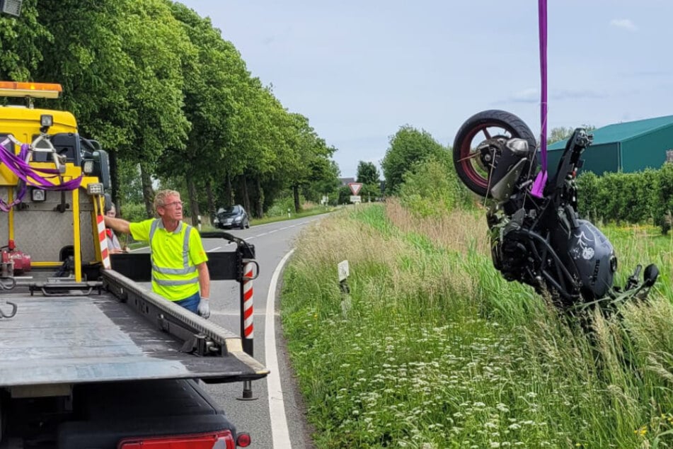 Nach dem schweren Unfall auf der L140 zwischen Mittelnkirchen und Jork wird das Motorrad der Hamburgerin abgeschleppt.