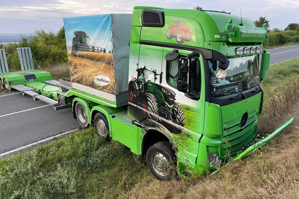 Kein Durchkommen. Der Lkw blockierte nach dem Unfall die komplette Straße.