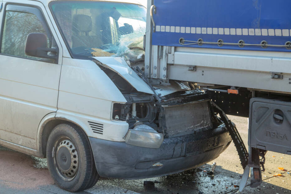Am Parkplatz Neukirchner Wald fuhr ein Transporter auf einen LKW auf.