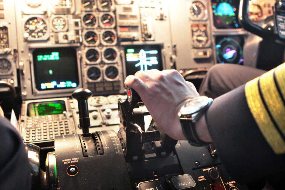 Es ist sein Kindheitstraum von Anthony Pilot zu werden, doch er darf nicht. (Symbolbild)
