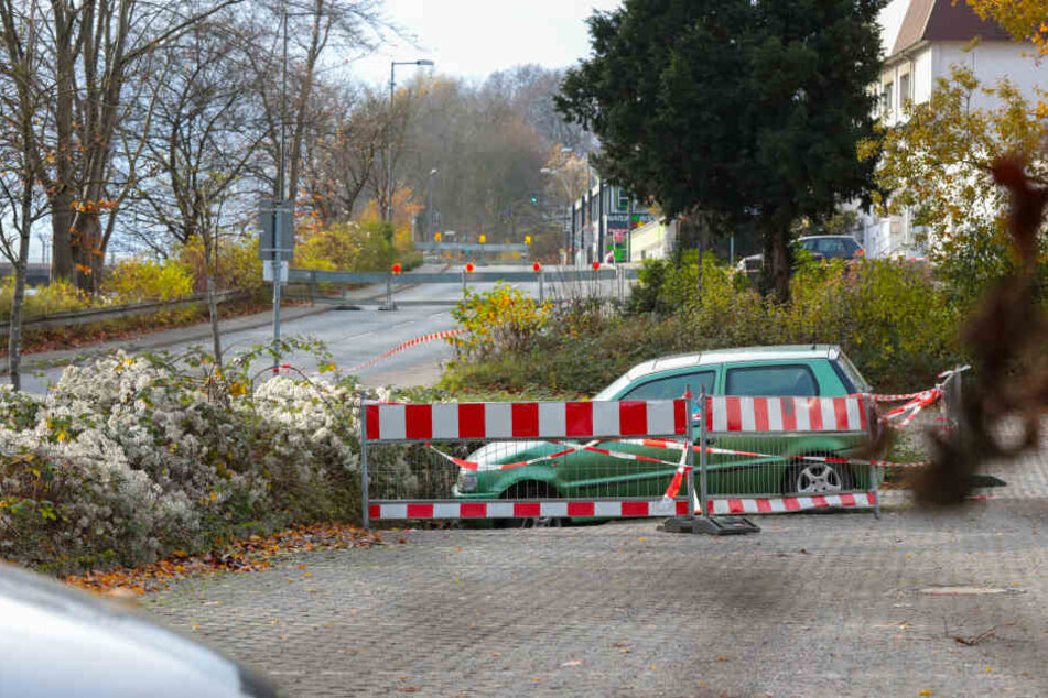 Auf dem Parkplatz eines Logistikunternehmens ist der Boden abgesackt.