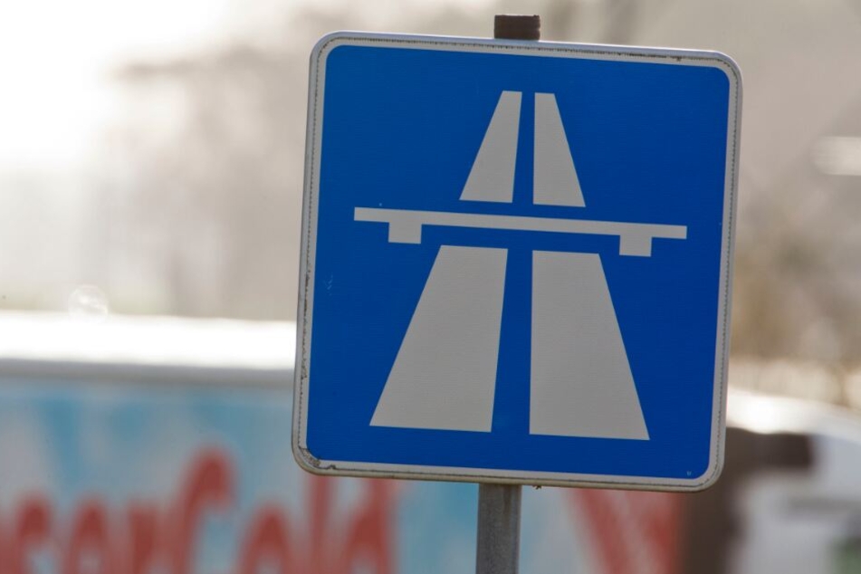 Mitten auf der Autobahn-Ausfahrt parkte der Fahrer den Wagen. (Symbolbild)
