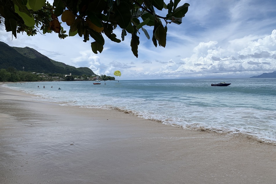 Der Strand von Beau Vallon - Nur einer der zahlreichen Traumstrände auf der Seychellen-Insel Mahé.