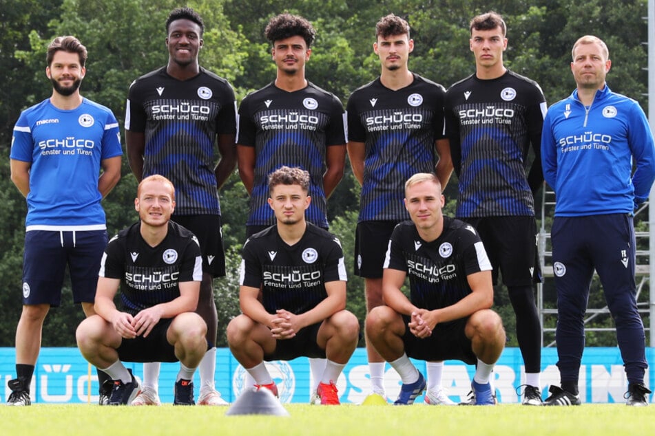 Ein Teil der aktuell zehn Bielefelder Neuzugänge, inklusive zweier Jugendspieler (oben, l-r): Athletik-Trainer Niklas Klasen (29), Bryan Lasme (22), Guilherme Ramos (24), Janni Serra (23), Arne Schulz (18) und Bielefelds Trainer Frank Kramer (49). Unten, l-r: Sebastian Vasiliadis (23), Vladislav Cherny (18) und Florian Krüger (22).