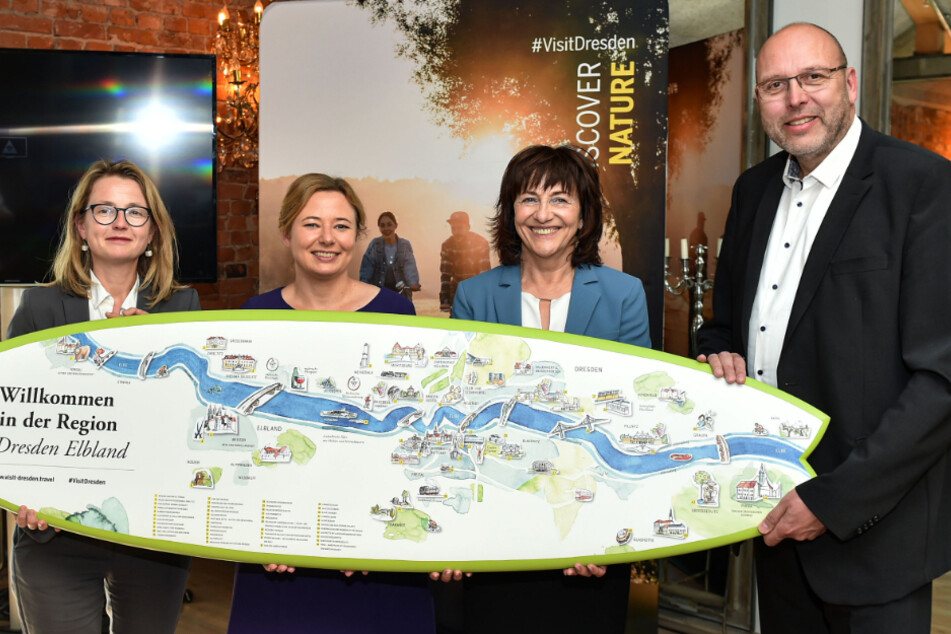 Tourismusbürgermeisterin Annekatrin Klepsch, DMG-Geschäftsführerin Corinne Miseer, Wackerbarth-Chefin Sonja Schilg und Meißens OB Olaf Raschke (v.l.n.r.) freuen sich über die guten Tourismuszahlen.
